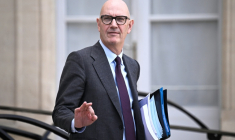 Le ministre de l'Économie Roland Lescure après le conseil des ministres à l'Élysée le 14 octobre  ( AFP / JULIEN DE ROSA )