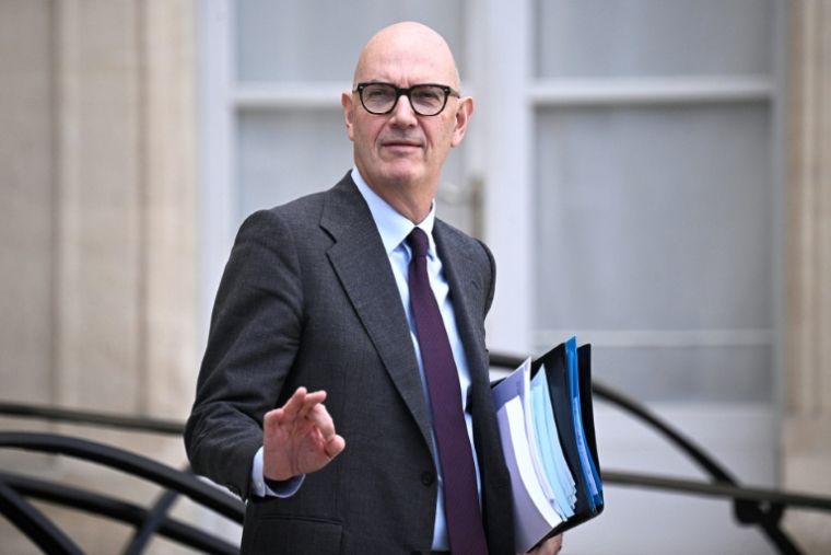 Le ministre de l'Économie Roland Lescure après le conseil des ministres à l'Élysée le 14 octobre ( AFP / JULIEN DE ROSA )