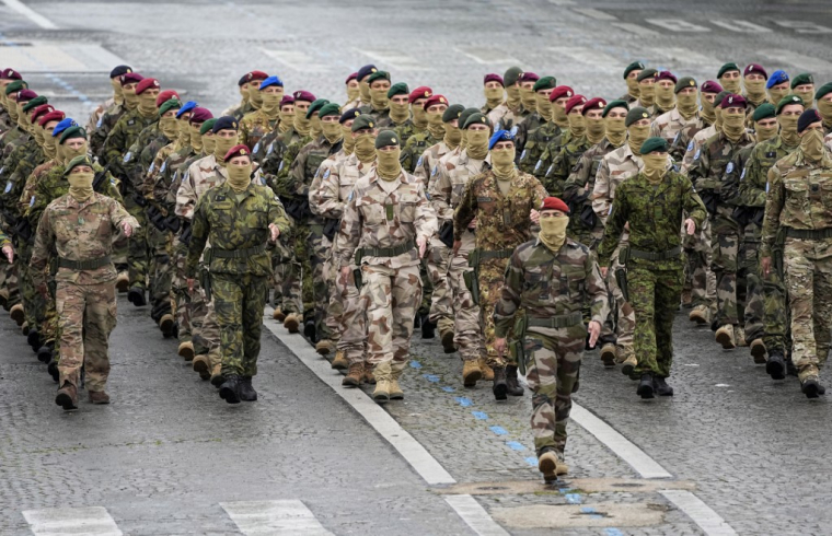 Des soldats de la taks force européenne "Takuba" à Paris, le 14 juillet 2021. ( POOL / MICHEL EULER )