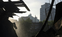 Un immeuble d'habitation après une frappe nocturne russe, à Kiev, le 10 juillet 2025  ( AFP / OLEKSII FILIPPOV )