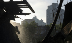 Un immeuble d'habitation après une frappe nocturne russe, à Kiev, le 10 juillet 2025  ( AFP / OLEKSII FILIPPOV )