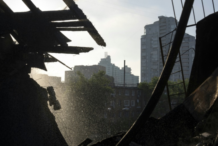 Un immeuble d'habitation après une frappe nocturne russe, à Kiev, le 10 juillet 2025 ( AFP / OLEKSII FILIPPOV )