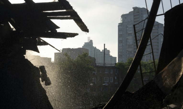 Un immeuble d'habitation après une frappe nocturne russe, à Kiev, le 10 juillet 2025  ( AFP / OLEKSII FILIPPOV )