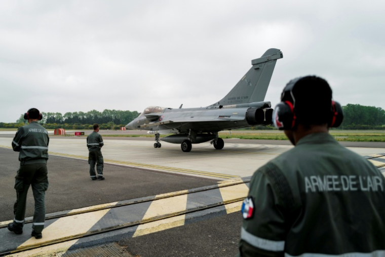 Un Rafale s'apprête à décoller pour une mission de police du ciel sur la base d'Orange le 28 avril 2026 ( AFP / Sylvain THOMAS )