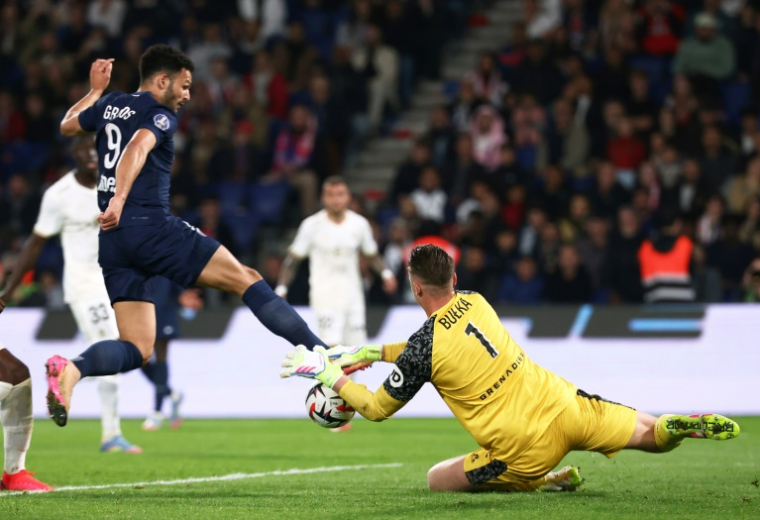 Le gardien niçois Marcin Bulka décisif devant l'attaquant parisien Gonçalo Ramos lors de PSG-Nice (1-3) pour la 31e journée de Ligue 1 au Parc des Princes le 25 avril 2025 ( AFP / FRANCK FIFE )