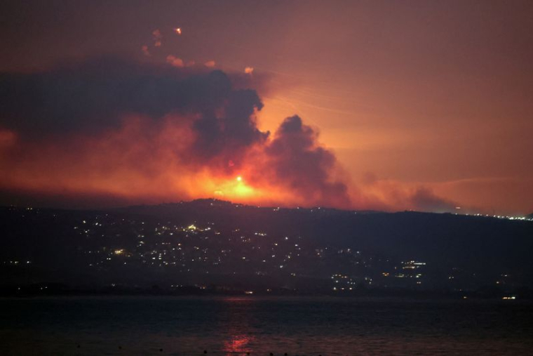 Vue de Tyr, au sud du Liban, montrant de la fumée et des incendies du côté libanais de la frontière avec Israël