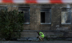 Un policier ukrainien inspecte des débris près d'un bâtiment endommagé par une frappe de drone russe à Kiev, le 1er octobre 2026 ( AFP / Tetiana DZHAFAROVA )