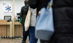 Des personnes font la queue dans une agence France Travail à Dammarie les Lys, en Seine-et-Marne, le 23 avril 2024 ( AFP / Geoffroy VAN DER HASSELT )