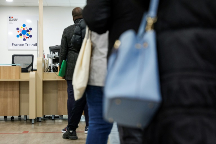 Des personnes font la queue dans une agence France Travail à Dammarie les Lys, en Seine-et-Marne, le 23 avril 2024 ( AFP / Geoffroy VAN DER HASSELT )