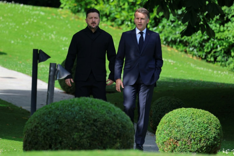 Le président français Emmanuel Macron (à droite) avec son homologue ukrainien Volodymyr Zelensky, avant une séance de travail avec les dirigeants du G7 et l’Ukraine lors du sommet du G7, à Évian (France), le 16 juin 2026 ( AFP / Ludovic MARIN )