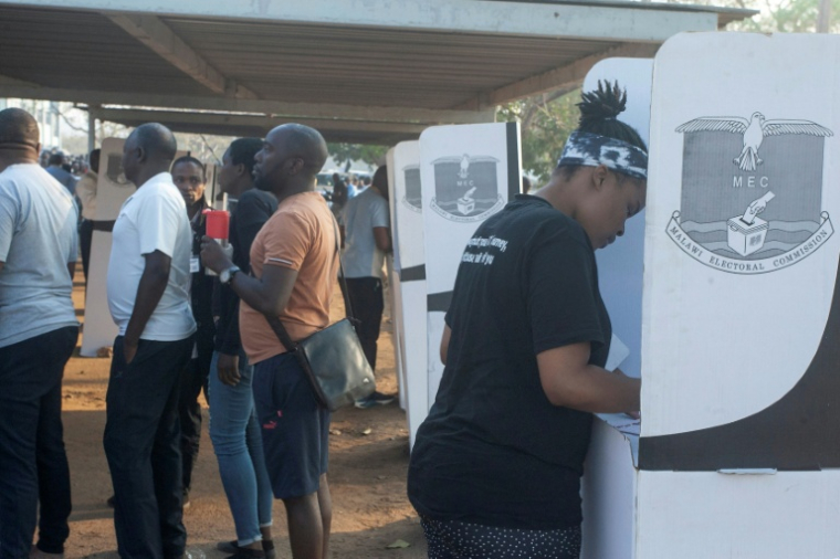 Des électeurs votent pour les législatives et la présidentielle, le 16 septembre 2025 à Lilongwe, au Malawi ( AFP / Amos GUMULIRA )