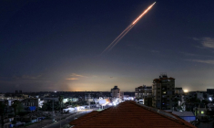 Un missile lancé depuis l'Iran apparaît dans le ciel de la bande de Gaza, le 1er mars 2026 ( AFP / Eyad Baba )