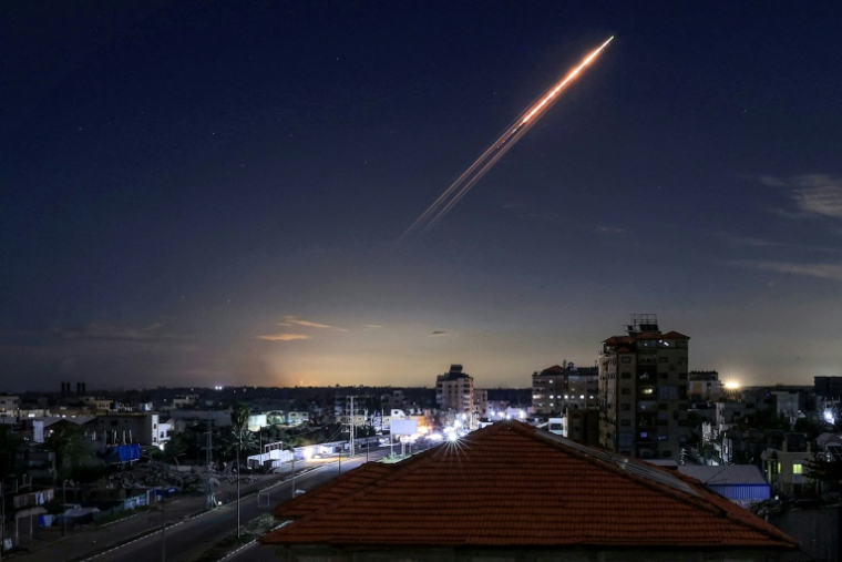 Un missile lancé depuis l'Iran apparaît dans le ciel de la bande de Gaza, le 1er mars 2026 ( AFP / Eyad Baba )