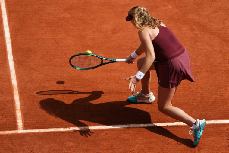 La Russe Mirra Andreeva, N.6 mondiale, en huitièmes de finale de Roland-Garros contre l'Australienne Daria Kasatkina le 3 juin 2025 à Paris ( AFP / Dimitar DILKOFF )
