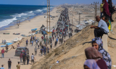 Des Palestiniens en marche sur la route al-Rachid en direction de la ville Gaza, après l'annonce du cessez-le-feu dans la bande de Gaza,  le 10 octobre 2025. ( AFP / BASHAR TALEB )