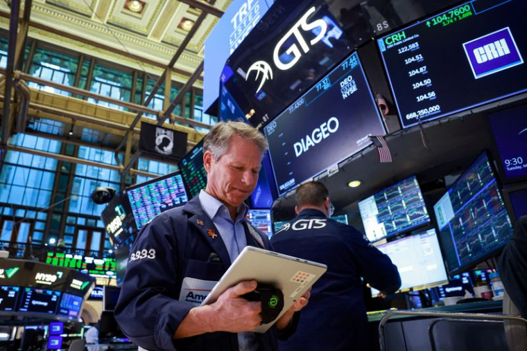 Les traders travaillent sur le parquet de la Bourse de New York (NYSE)