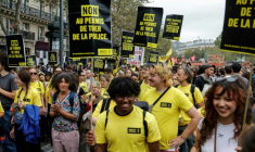 Des manifestants contre la proposition de loi sur la présomption d'usage légitime des armes par les forces de l'ordre, à Paris le 20 septembre 2026 ( AFP / GEOFFROY VAN DER HASSELT )
