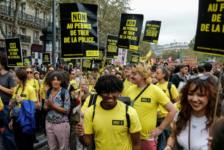 Des manifestants contre la proposition de loi sur la présomption d'usage légitime des armes par les forces de l'ordre, à Paris le 20 septembre 2026 ( AFP / GEOFFROY VAN DER HASSELT )