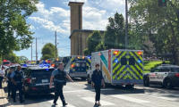 Des policiers et services de secours sur la scène d’une attaque par armes à feu à l’Eglise de l’Annonciation et l'Ecole catholique de Minneapolis, dans le Minnesota, le 27 août 2025  ( AFP / Tom BAKER )