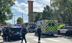 Des policiers et services de secours sur la scène d’une attaque par armes à feu à l’Eglise de l’Annonciation et l'Ecole catholique de Minneapolis, dans le Minnesota, le 27 août 2025  ( AFP / Tom BAKER )