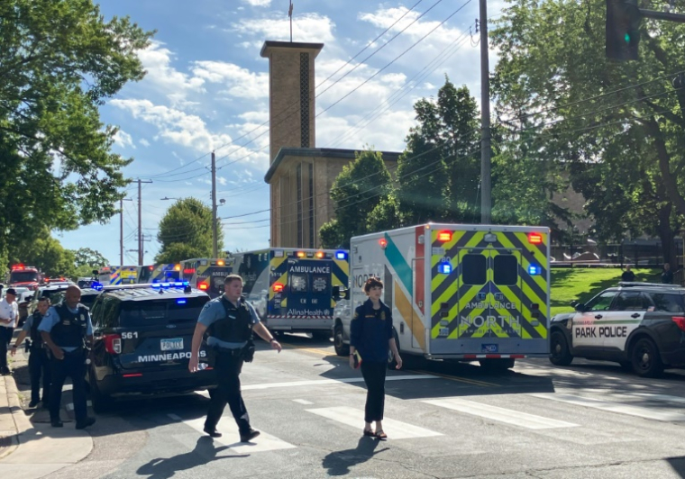 Des policiers et services de secours sur la scène d’une attaque par armes à feu à l’Eglise de l’Annonciation et l'Ecole catholique de Minneapolis, dans le Minnesota, le 27 août 2025 ( AFP / Tom BAKER )