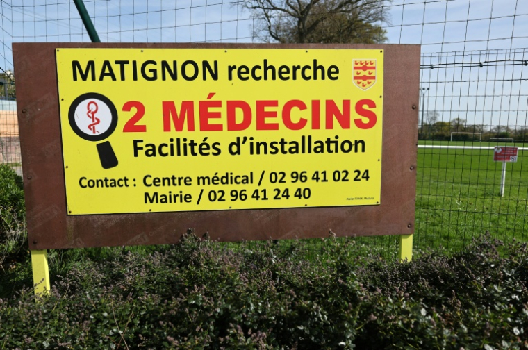 Le gouvernement expérimente différents leviers pour pallier les déserts médicaux, dont des primes pour les jeunes médecins et leurs maîtres de stage ( AFP / FRED TANNEAU )