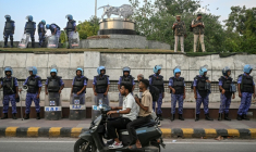 La police indienne monte la garde à New Delhi, le 23 juillet 2026, alors qu’une manifestation se poursuit pour réclamer la démission du ministre indien de l’Éducation et protester contre les fraudes aux examens ( AFP / Arun SANKAR )