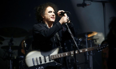 Robert Smith du groupe britannique The Cure au festival de Glastonbury