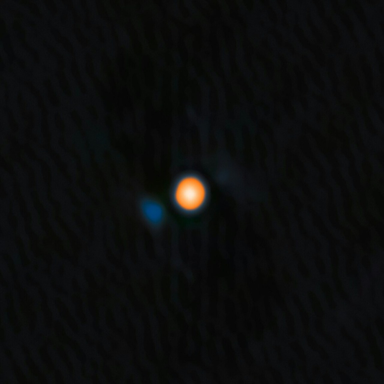 L'étoile Bételgeuse, au centre en orange, avec son étoile compagnon en bleu à gauche, dans une image distribuée par l'Observatoire International Gemini, le 21 juillet 2025 ( International Gemini Observatory/NOIRLab/NSF/AURA / Handout )