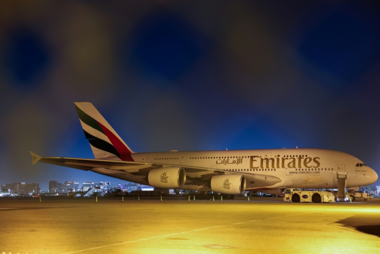 Un avion de la compagnie Emirates stationné à l’aéroport international de Los Angeles, le 2 mars 2026, après l’annulation de son vol retour à destination de Dubaï en raison de la guerre au Moyen-Orient ( AFP / Patrick T. Fallon )
