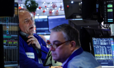 Des traders travaillent dans la salle des marchés de la Bourse de New York (NYSE) à New York