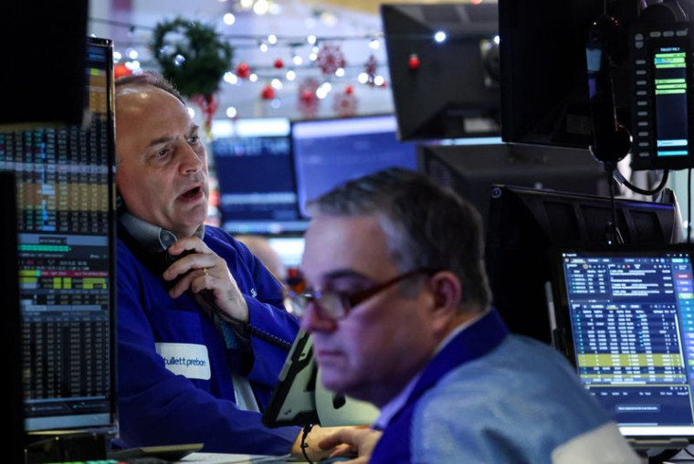 Des traders travaillent dans la salle des marchés de la Bourse de New York (NYSE) à New York