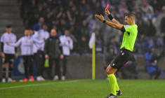 Carton rouge au bout de 13 secondes en Angleterre