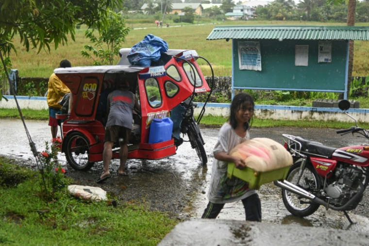 Des personnes trouvent refuge dans une école alors qu'elles évacuent Balangkayan, dans l'est de Samar, aux Philippines, le 3 novembre 2025, avant l'arrivée du typhon Kalmaegi ( AFP / Alren Beronio )