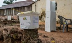 Vue d'ensemble d'une urne et d'un isoloir dans un bureau de vote lors du référendum constitutionnel en Guinée-Bissau, à Bissau, le 30 août 2026 ( AFP / Samba BALDE )