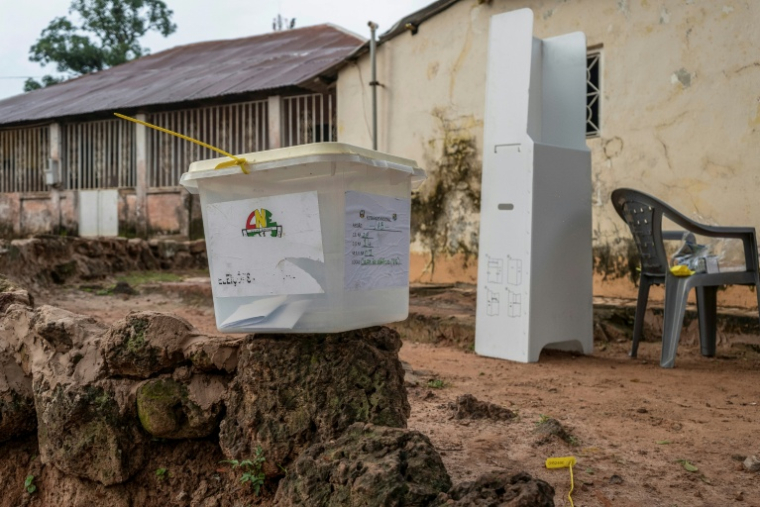 Vue d'ensemble d'une urne et d'un isoloir dans un bureau de vote lors du référendum constitutionnel en Guinée-Bissau, à Bissau, le 30 août 2026 ( AFP / Samba BALDE )