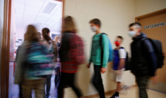 VACCINER DES ENFANTS POURRAIT DEVENIR NÉCESSAIRE, DIT FISCHER