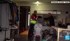 Volcan en Islande : les habitants d'une ville évacuée récupèrent leurs biens