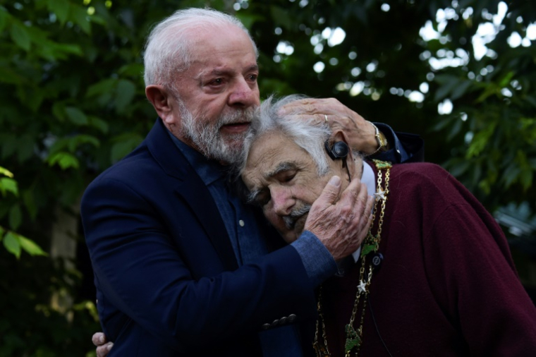 Le président brésilien Lula prend dans ses bras l'ex-président uruguayen José "Pépé" Mujica, à Montevideo le 5 décembre 2024 (L) embraces former Uruguayan President (2010-2015) Jose Mujica after decorating him with the National Order of the Southern Cross during a visit to the latter's home in Montevideo on December 5, 2024. Uruguay's former president (2010-2015) Jose "Pepe" Mujica, a former guerrilla fighter and icon of the left in Latin America, died at the age of 89 on May 13, 2025, the government announced. The farmer dubbed the "world's poorest president" during his presidency for his modest lifestyle had been diagnosed with cancer of the esophagus in May 2024. ( AFP / Dante Fernandez )