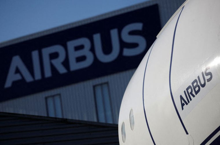Le logo Airbus à l'usine de Saint-Nazaire