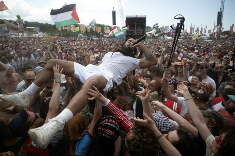 Bobby Vylan, l'un des membres du groupe de rap britannique Bob Vylan, en concert au festival de Glastonbury à Pilton, dans le sud-ouest de l'Angleterre, le 28 juin 2025 ( AFP / Oli SCARFF )