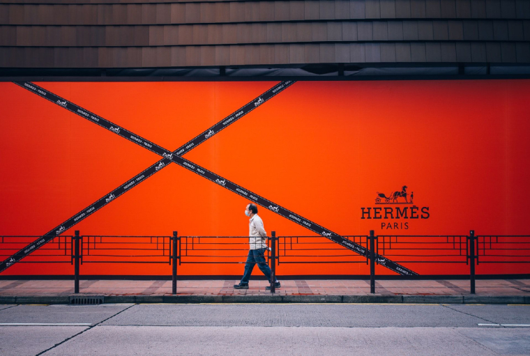 Selon l'agence de presse Reuters, évoquant "une source de marché", Hermès pourrait bientôt intégrer l'indice Euro Stoxx 50. (Crédits photo : Unsplash - Chi Lok Tsang )