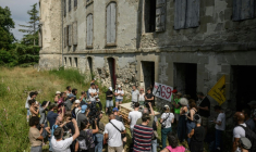 Des opposants au projet très contesté de l'autoroute A69 Toulouse-Castres tiennent une conférence de presse près de Maurens-Scopont, dans le Tarn, le 5 juillet 2025  ( AFP / Ed JONES )