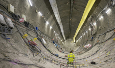 Un ingénieur dans le laboratoire souterrain de recherche du site d'enfouissement de déchets nucléaires Cigeo (Centre Industriel de stockage Géologique), exploité par l'Agence nationale française pour la gestion des déchets radioactifs, Andra, à Bure, dans l'est de la France, le 8 août 2024 ( AFP / Jean-Christophe VERHAEGEN )