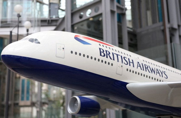 Une maquette d'un avion aux couleurs de British Airways est visible au siège de British Airways et au siège d'IAG