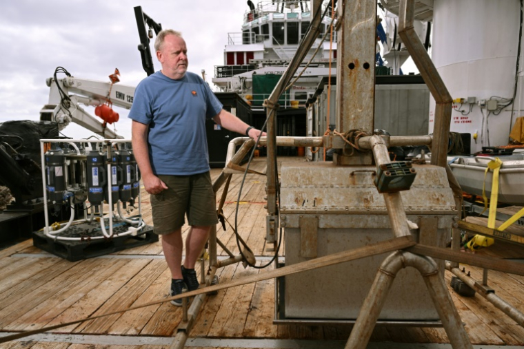 Le patron de Moana Minerals, Hans Smit, devant des équipements d'exploitation minière en haute mer à bord du navire de recherche MV Anuanua Moana à Rarotonga, le 11 juin 2025 aux Îles Cook ( AFP / William WEST )