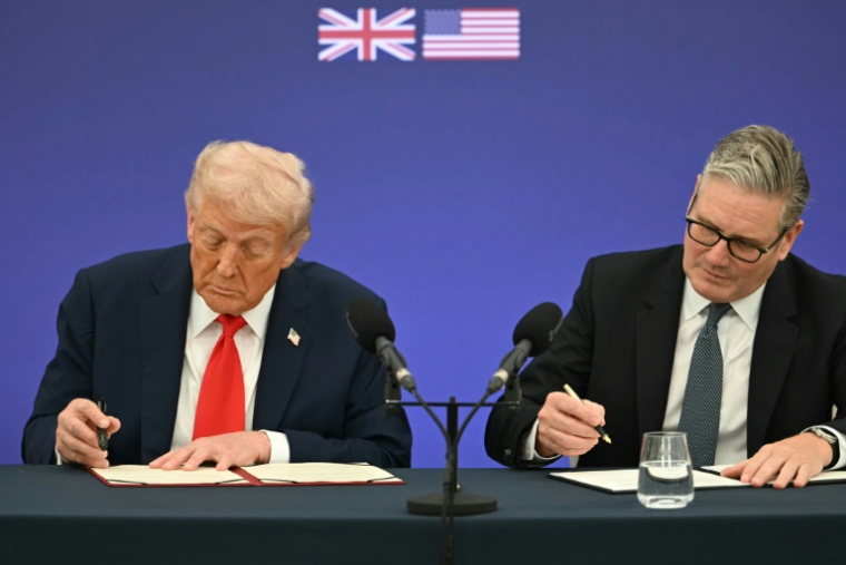 Le président américain Donald Trump (g) et le Premier ministre britannique Keir Starmer signent un accord de coopération technologique, le 18 septembre 2025 à Chequers ( AFP / ANDREW CABALLERO-REYNOLDS )