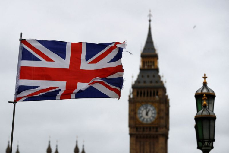 Un drapeau britannique près du Parlement à Londres