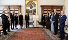 Le pape François rencontre le président français Emmanuel Macron et son épouse Brigitte Macron au Vatican