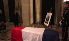 Une veillée publique au conseil constitutionnel organisée en hommage à Badinter